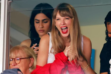 taylor-swift-cheering-for-travis-092523-tout-e65ac2c156ff46b581ebd4e9f53ba386